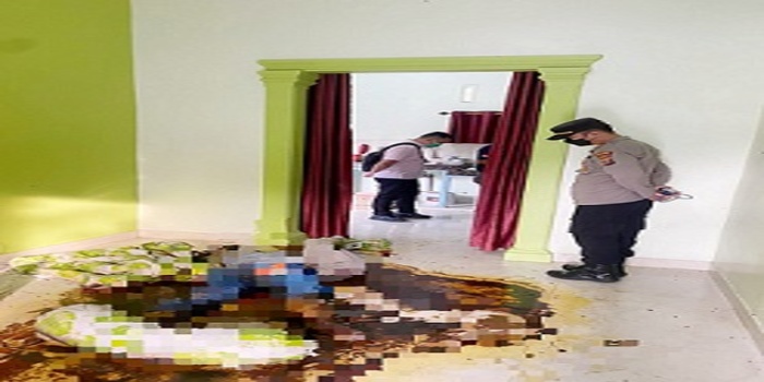Seorang personel kepolisian melakukan olah tempat kejadian perkara (TKP) di dalam sebuah ruangan rumah. (Azan Purba)