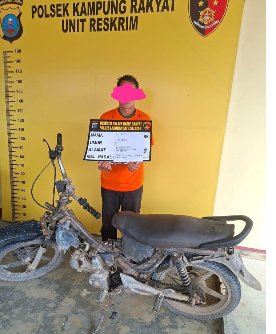 Tersangka curanmor saat diamankan bersama barang bukti. (KHAIRUDDIN/SUMUT POS)
