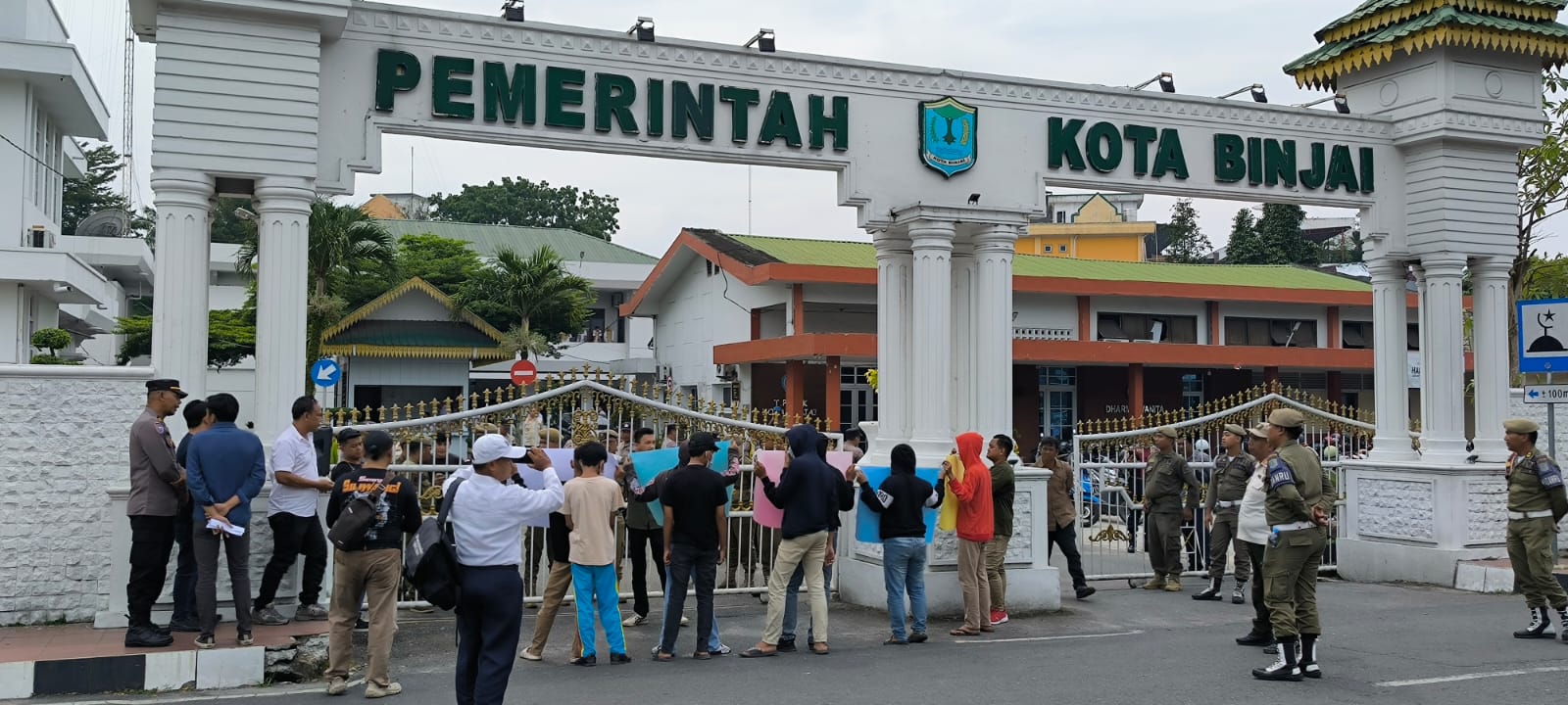 Massa aksi saat menggeruduk Balai Kota Binjai di Jalan Sudirman. (Teddy Akbari/Sumut Pos)