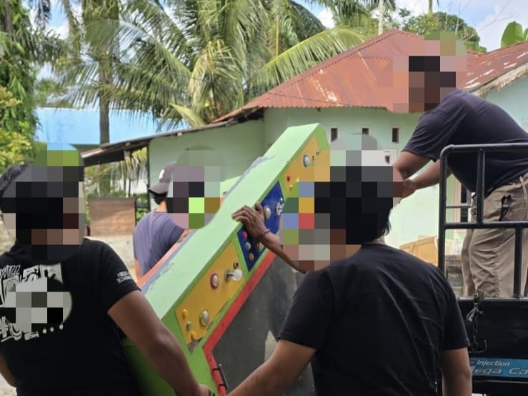 Tim Cobra Satreskrim Polres Binjai saat mengamankan barang bukti mesin judi tembak ikan di Sei Bingai, Langkat. (Humas Polres Binjai/Sumut Pos)
