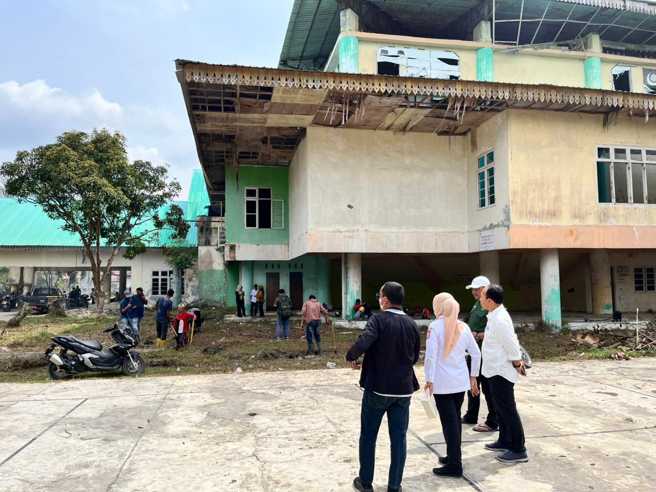 Pemko Tanjungbalai bersama OPD melaksanakan gotongroyong di GOR Tanjungbalai. (YUNA/SUMUT POS)
