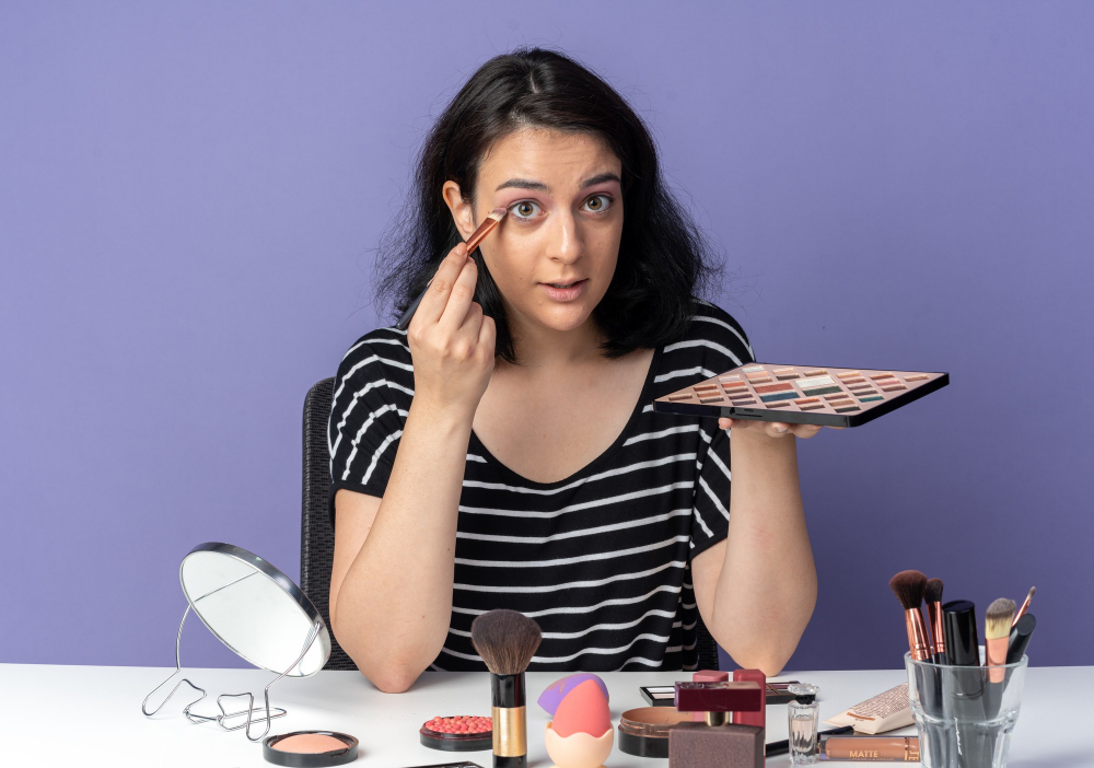 ILUSTRASI: Makeup yang salah diam-diam membuat wajah keliatan menua. (FREEPIK)