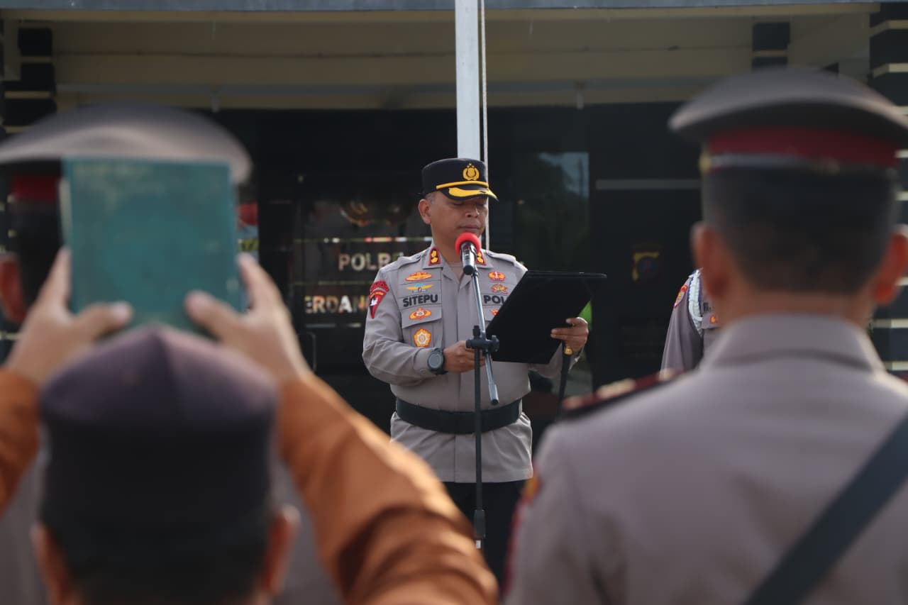 Kapolres Sergai AKBP Jhon Hery Sitepu saat mendatangi berita acara pelantikan.( Fadly/Sumut Pos )
