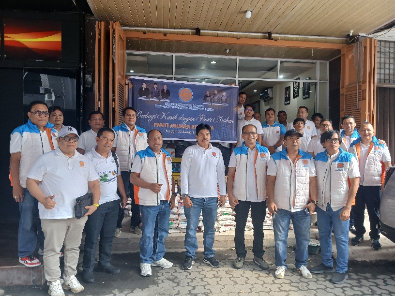 BERSAMA: Pengurus REI Sumut berfoto bersama saat akan menyerahkan tali asih ke panti asuhan yang terdampak banjir. (Dok: Juli Ramadhani Rambe/Sumut Pos)