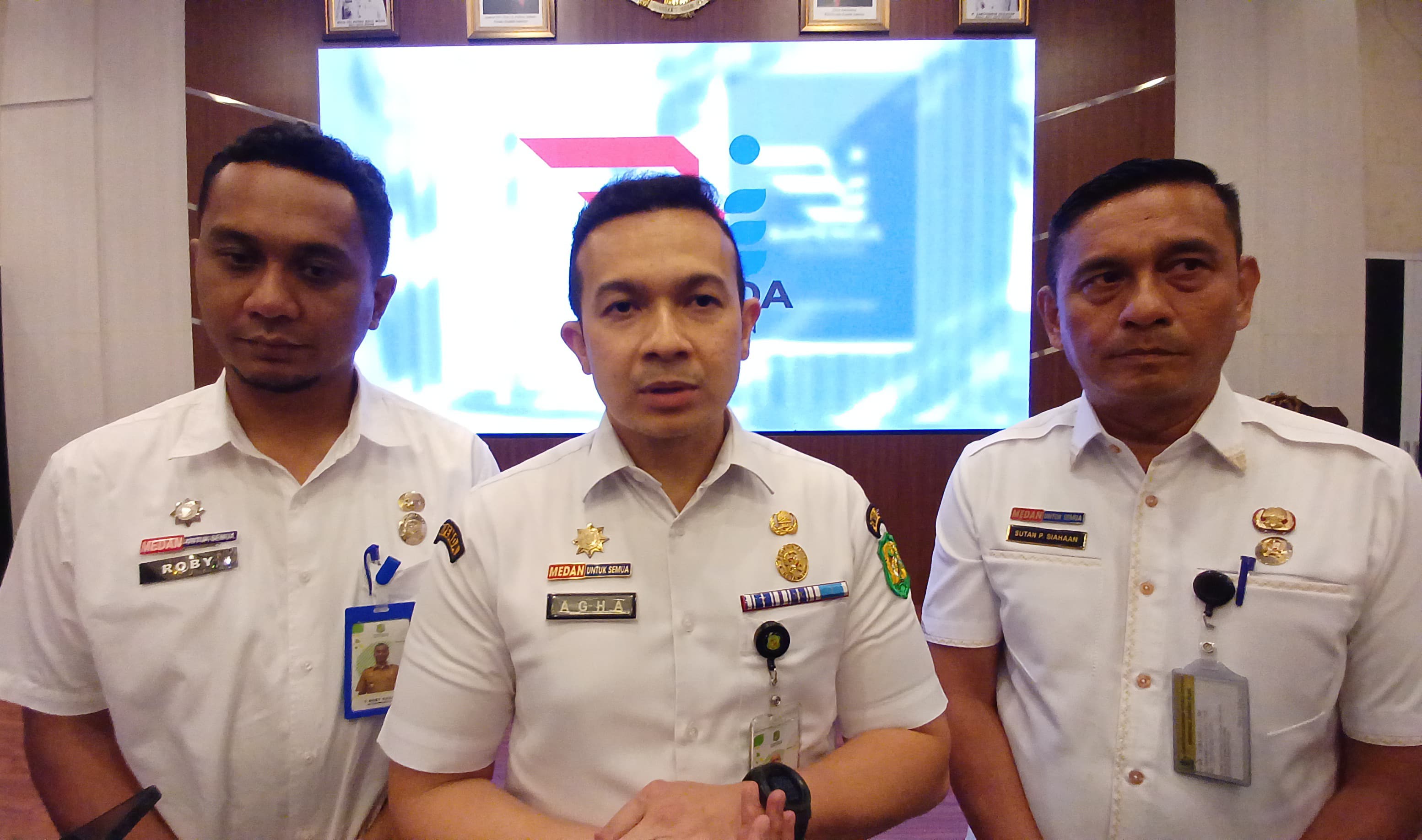 Kepala Bapenda Medan, Agha Novrian (tengah) didampingi Sekretaris, T. Roby Chairi (kiri) serta Kabid BPHTB dan PBB, Sutan Partahi (kanan). (Dok: Markus Pasaribu/Sumut Pos)