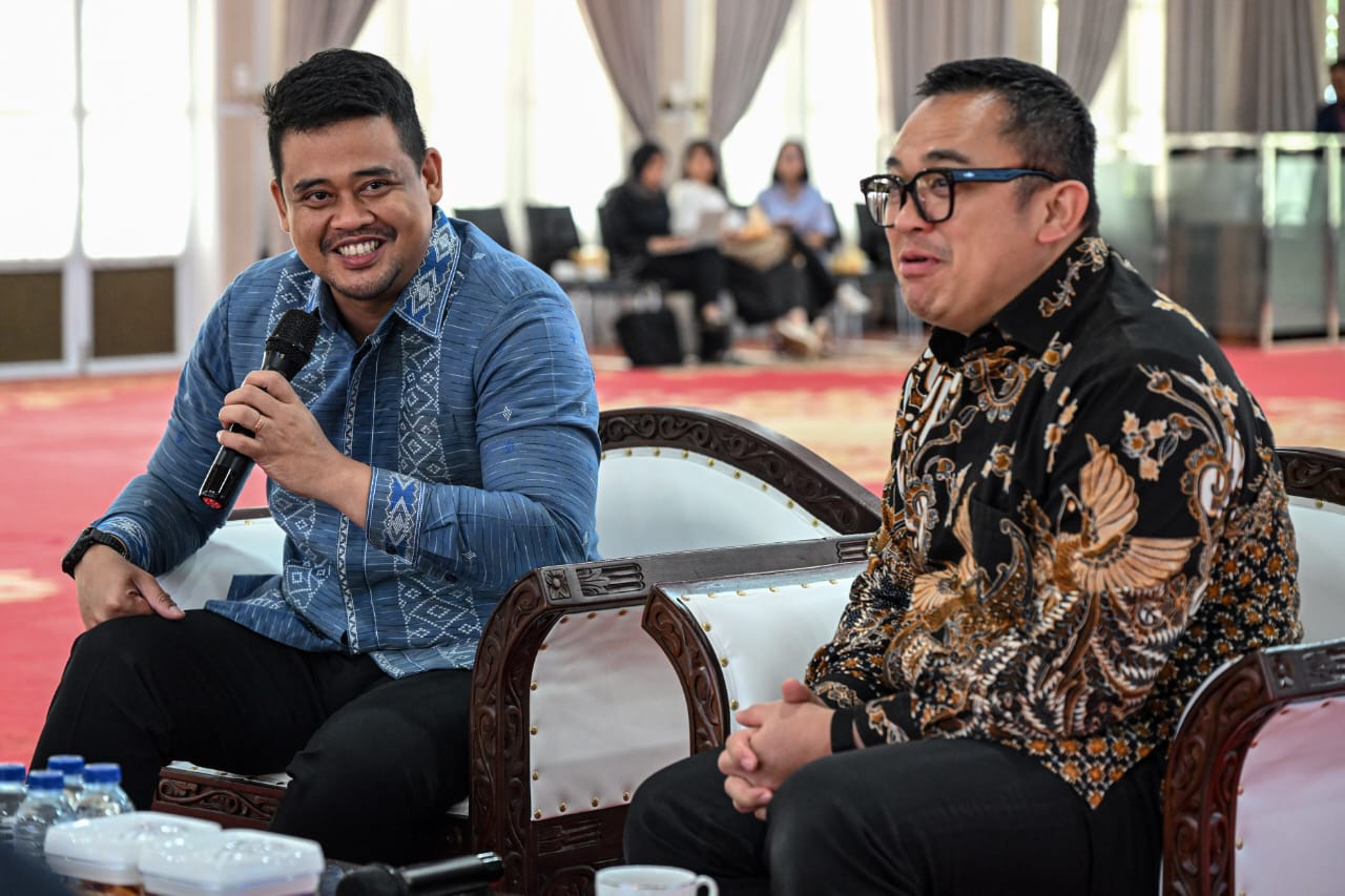 AUDIENSI: Gubsu, Muhammad Bobby Afif Nasution dampingi sejumlah OPD, menerima audiensi Direksi PT Danareksa Persero di Aula Tengku Rizal Nurdin Rumah Dinas Gubernur, Kamis (22/01/2026). (Dok: Kominfo)