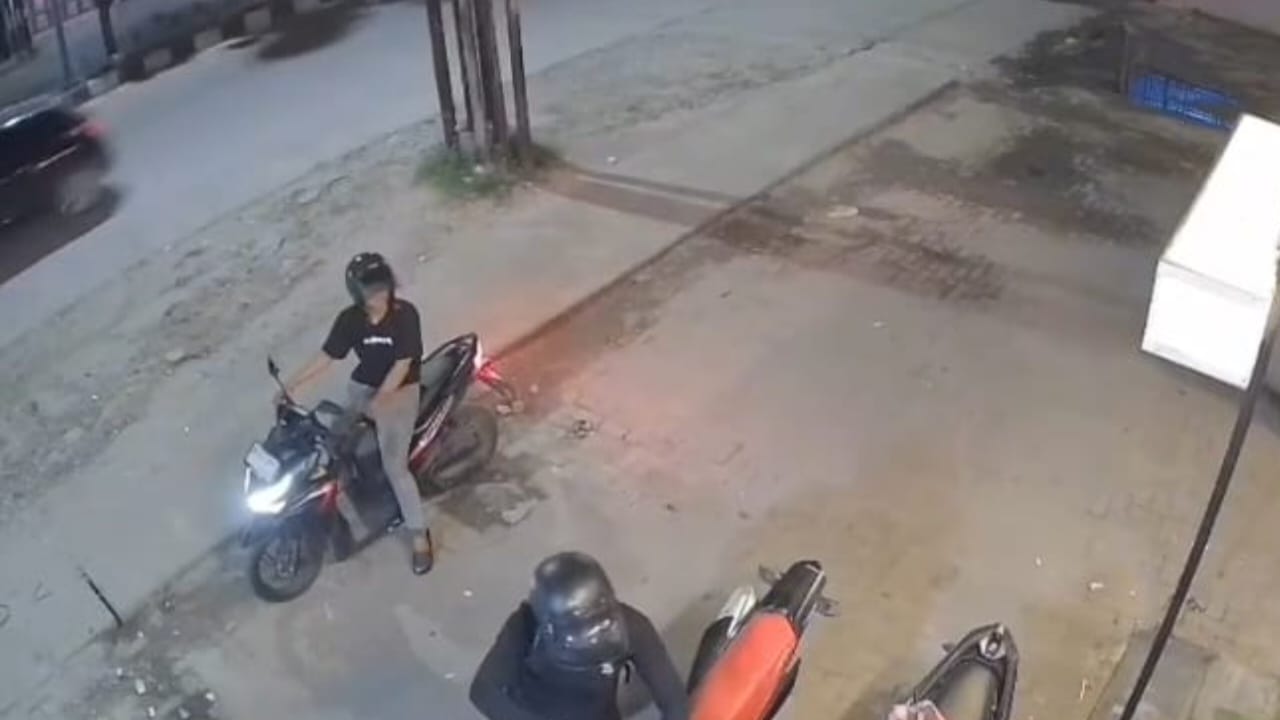 CCTV: Pelaku saat melakukan aksinya mencuri sepeda motor tertangkap CCTV. (Dok: ist)