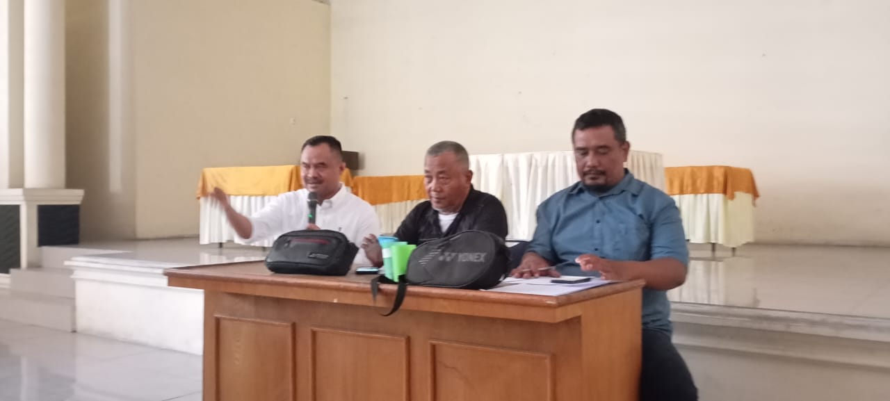 BUKA: Ketua PWI Sumut H Farianda Putra Sinik (kiri) didampingi Ketua Panitia Ariadi (tengah) ketika membuka teknikal meeting Turnamen Domino PWI Sumut Piala Kapolrestabes Medan 2026. (Dok: Panitia)