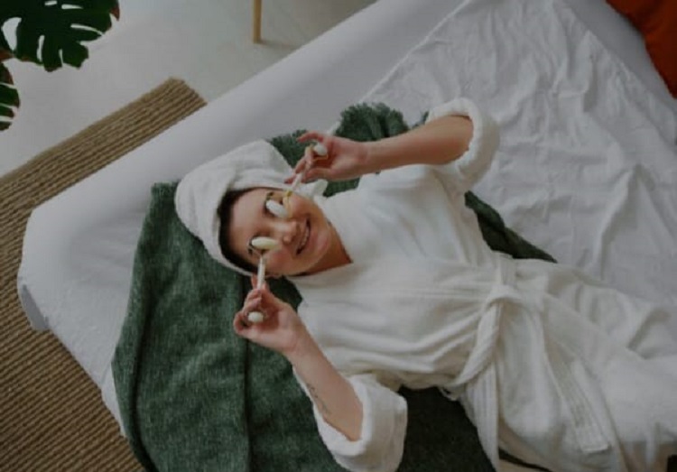 ilustrasi, tidur dengan rambut basah tidak disarankan karena akan menimbulkan masalqh kesehatan. (freepik.com)