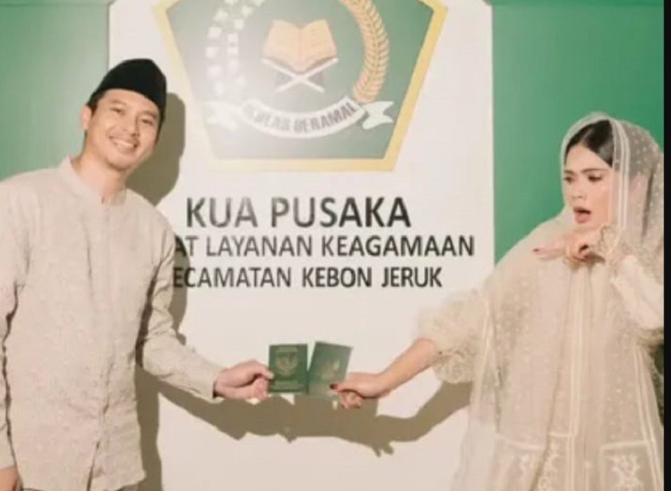 Pasangan inimemilih menikah secara sederhana di Kantor Urusan Agama (KUA) Pusaka, Kebon Jeruk, Jakarta Barat menjadi perbincangan hangat warganet. (TikTok @telordiceplok91)