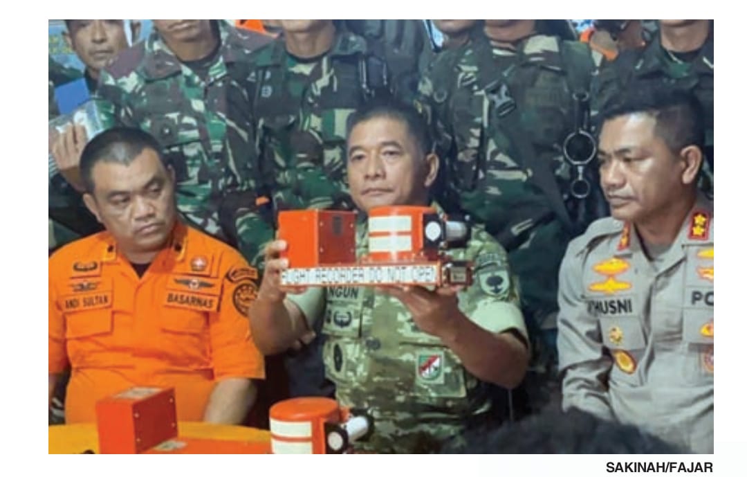 Danrem 141/ Toddopuli Brigjen TNI Andre Clift Rumbayan, didampingi Kasi Ops Basarnas Makassar dan Kapolres Pangkep, memperlihatkan black box yang berhasil dievakuasi oleh tim SAR ke Posko AJU Tompobul