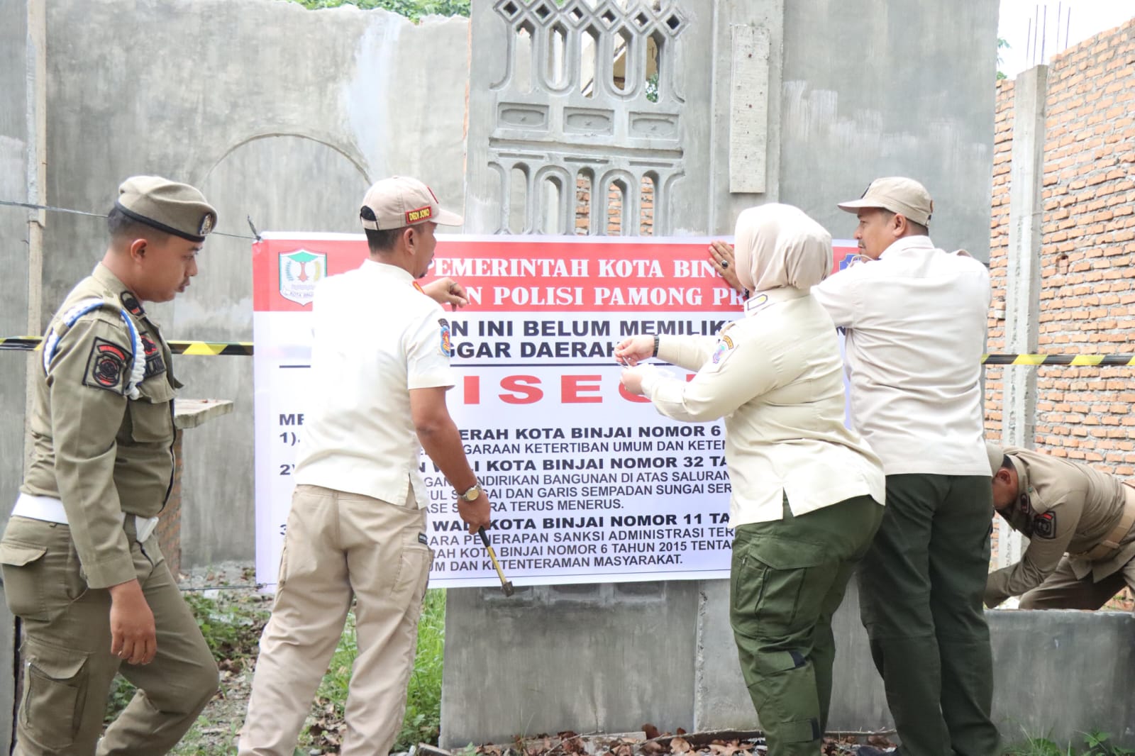 Satpol PP Binjai segel bangunan tanpa izin di Jalan Gunung Bendahara, Kelurahan Pujidadi, Binjai Selatan. (Diskominfo Binjai/Sumut Pos)