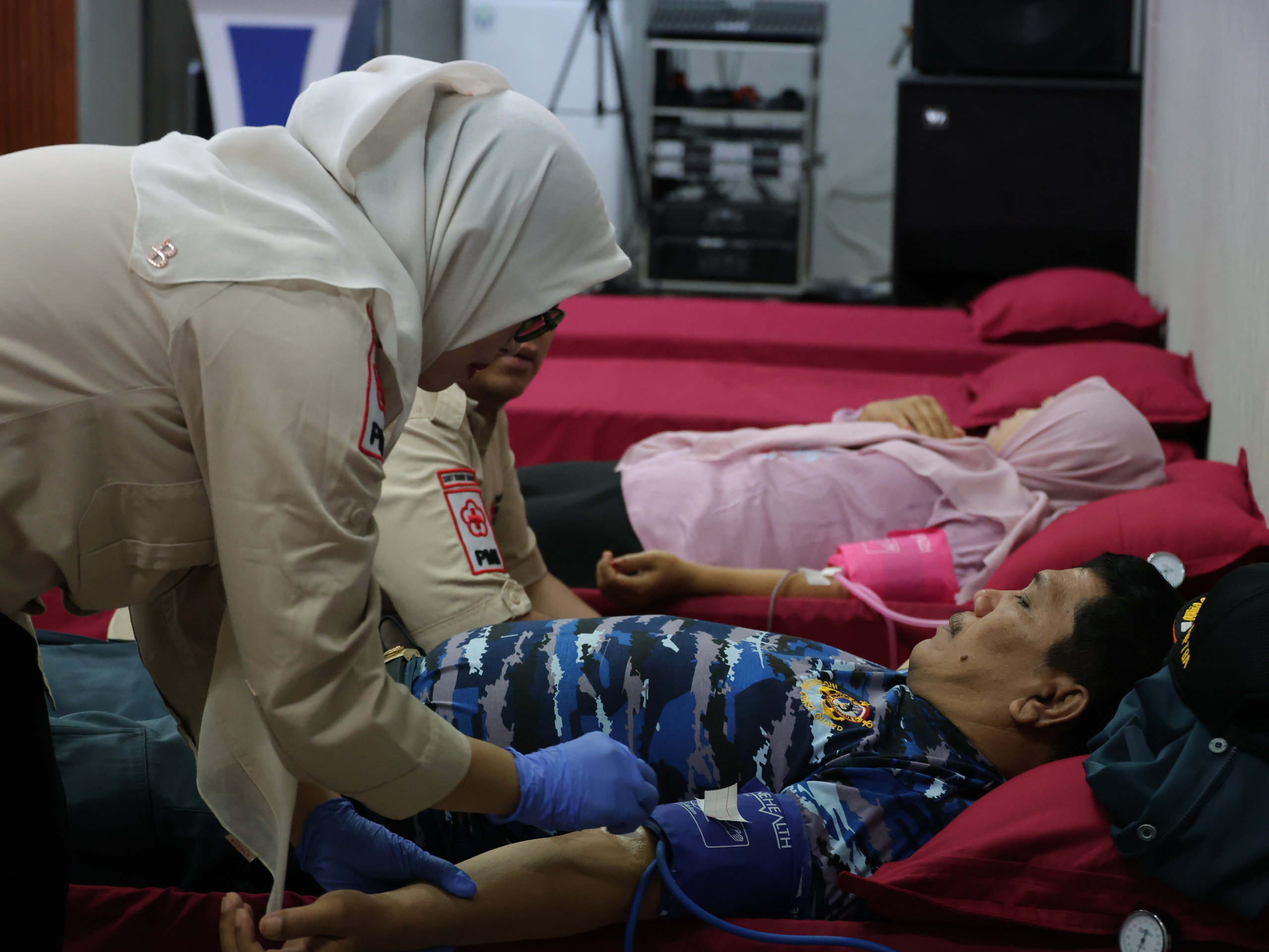 Jajaran pegawai Kanim TBA dan forkopimda TBA mengikuti donor darah yang digelar Kanim TBA. (YUNA/SUMUT POS)