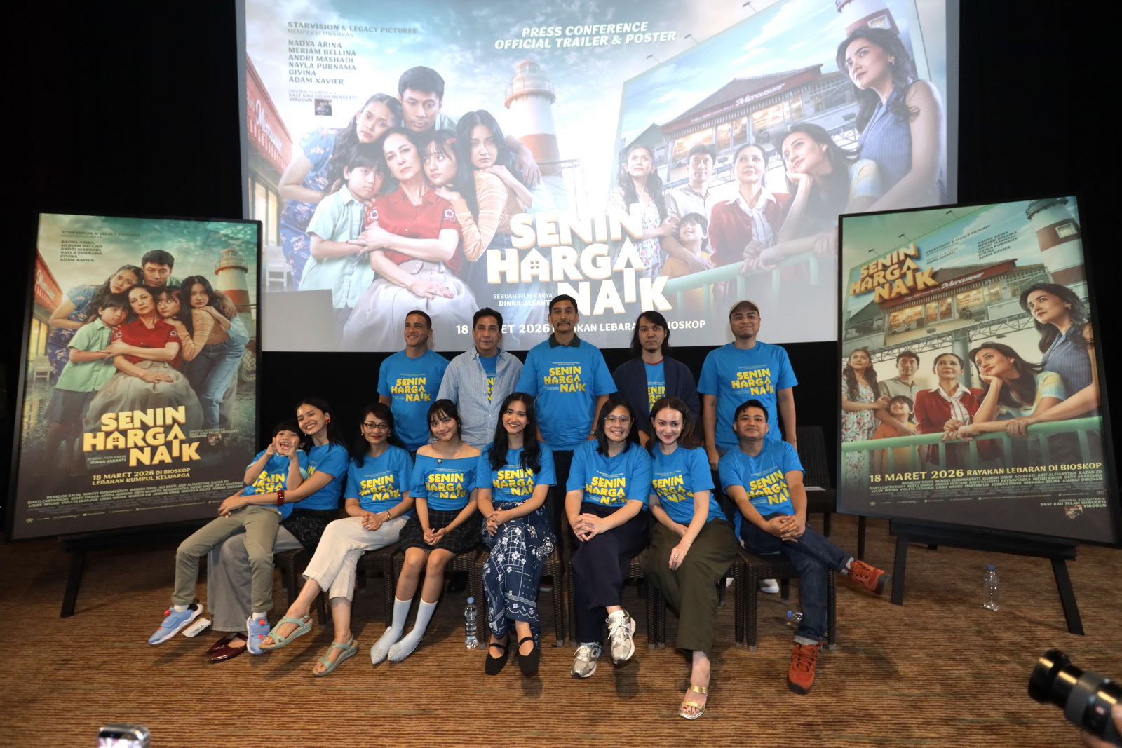 GENRE KELUARGA: Nadya Arina (empat dari kanan) saat konferensi pers film Senin Harga Naik di Metropole XXI, Jakarta Pusat, Selasa (20/1). foto: Romzah/Jawa Pos