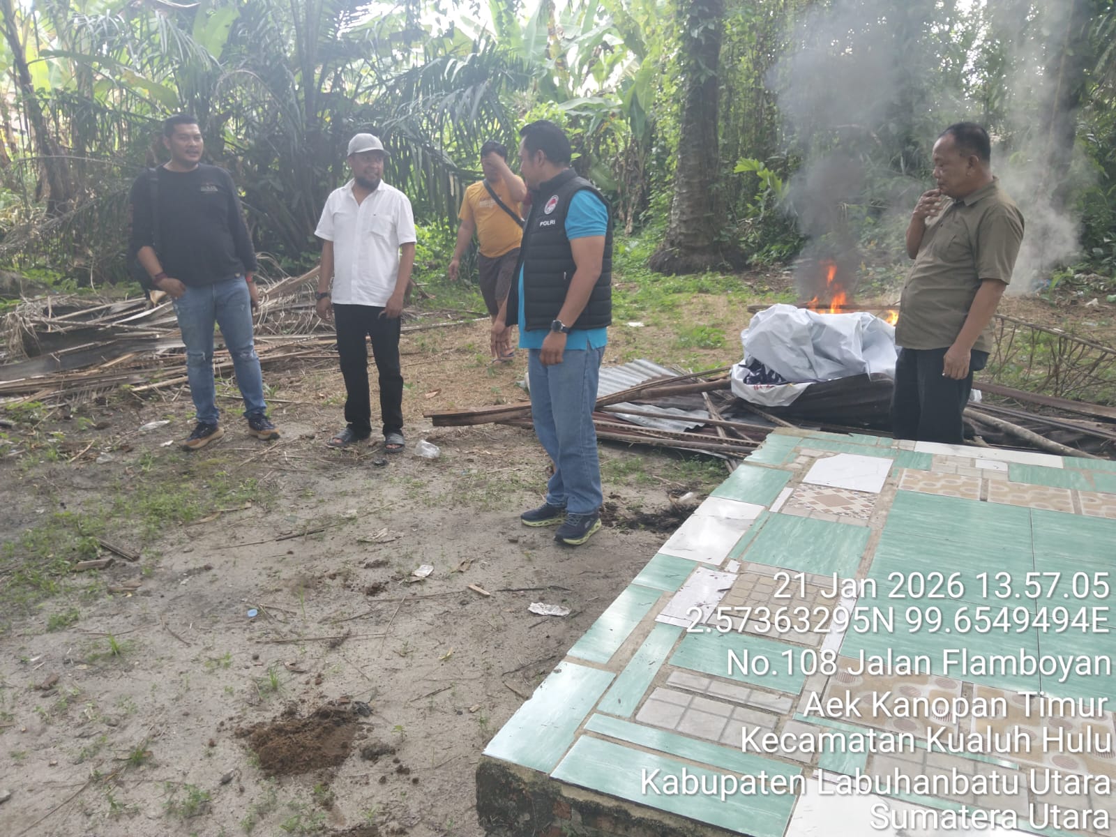 Respon Aduan Warga, Polsek Kualuh Hulu Gerebek dan Bakar Gubuk Narkoba di dua lokasi. (Asri Tarigan/Sumut Pos)