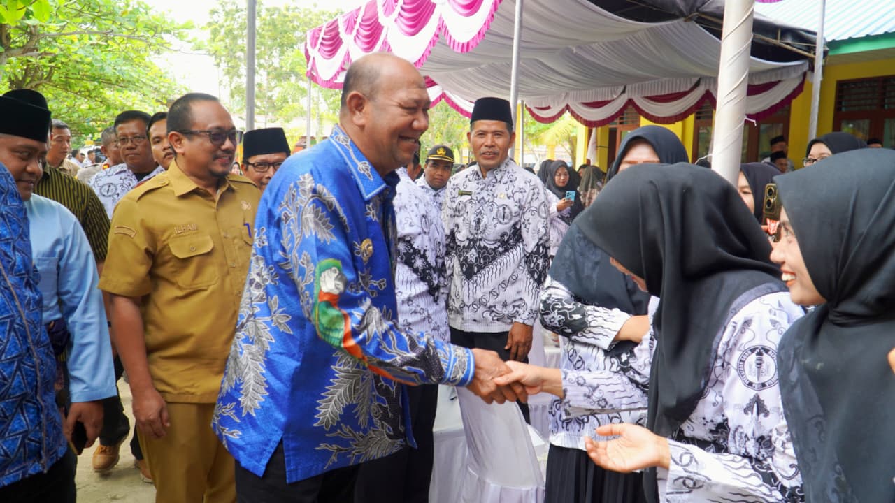 Bupati Langkat, Syah Afandin saat bersalaman dengan guru di Kecamatan Tanjungpura. (Diskominfo Langkat/Sumut Pos)