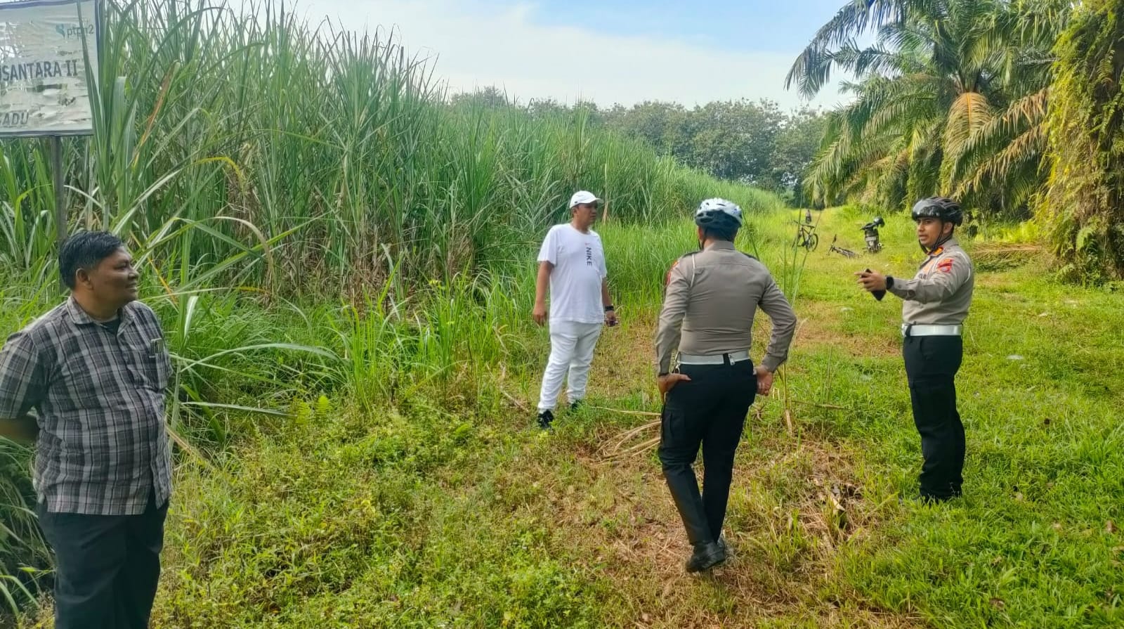 Kadishub Langkat, Arie Ramadhany (baju putih) bersama Satlantas Polres Langkat saat meninjau jalur alternatif di Stabat. (Istimewa/Sumut Pos)