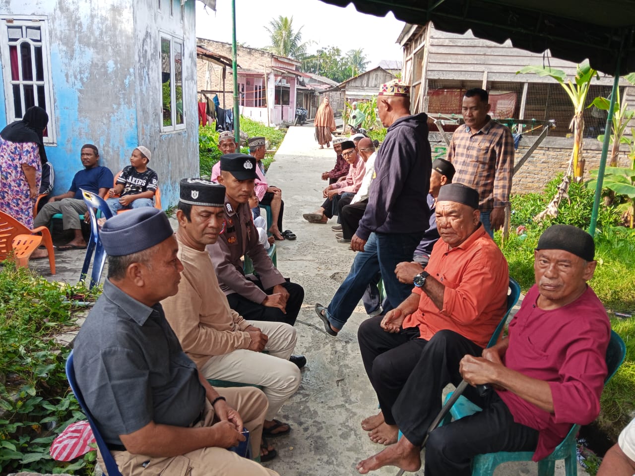 Sejumlah nelayan  melayat ke rumah duka almarhum Ruslan saat disemayamkan. (Humas Polsek Labuhan Ruku)