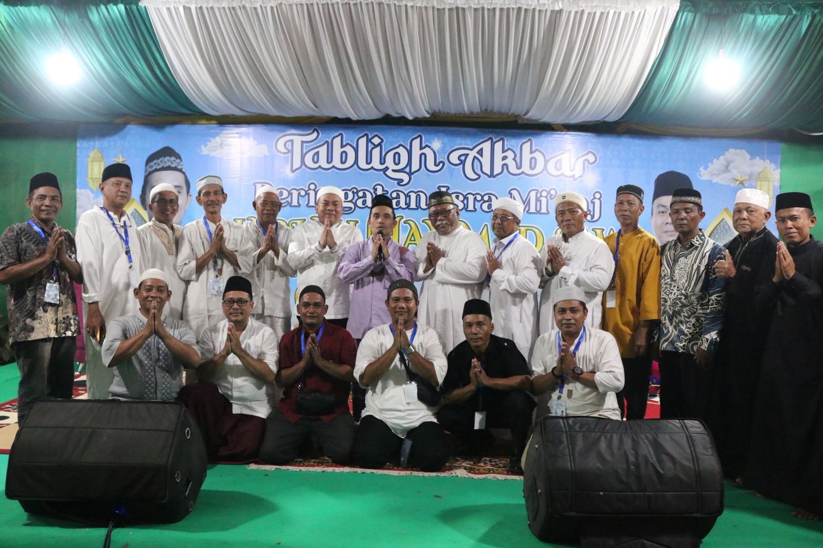 BERSAMA: Wakil ketua DPRD Medan, Zulkarnaen SKM berfoto bersama ustad Maulana dan jamaah usai Israk Mikraj. (Dok: istimewa)