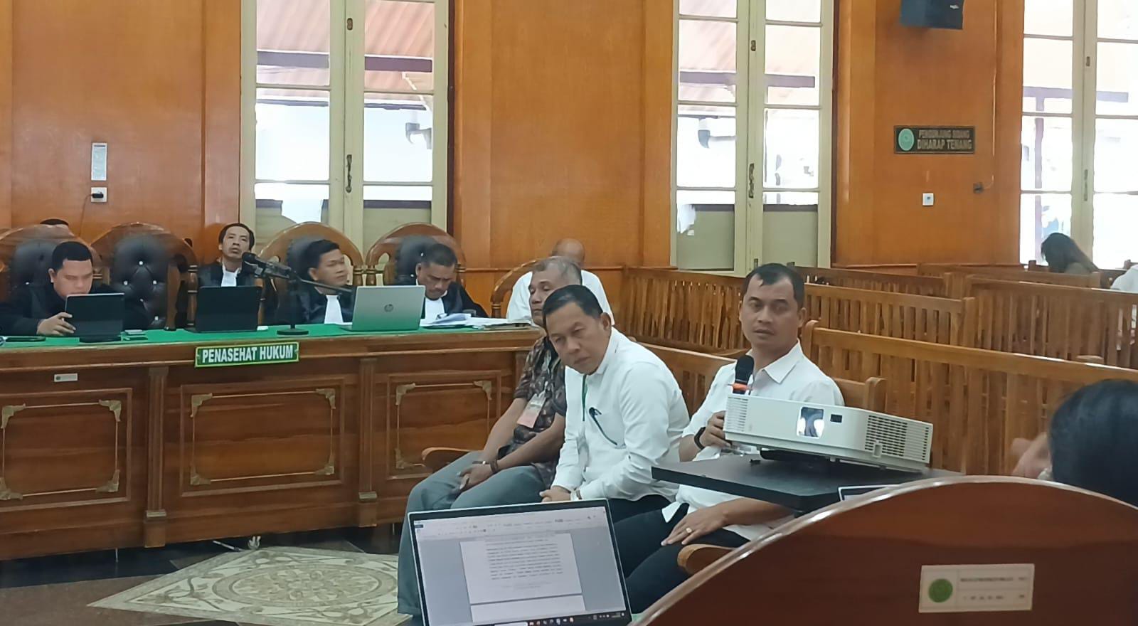 JALAN: Mantan Kapolres Tapsel, AKBP Yasir Ahmadi, bersama saksi lainnya memberikan keterangan terkait korupsi proyek jalan di Dinas PUPR Sumut, Jumat (23/1). (Dok: istimewa)