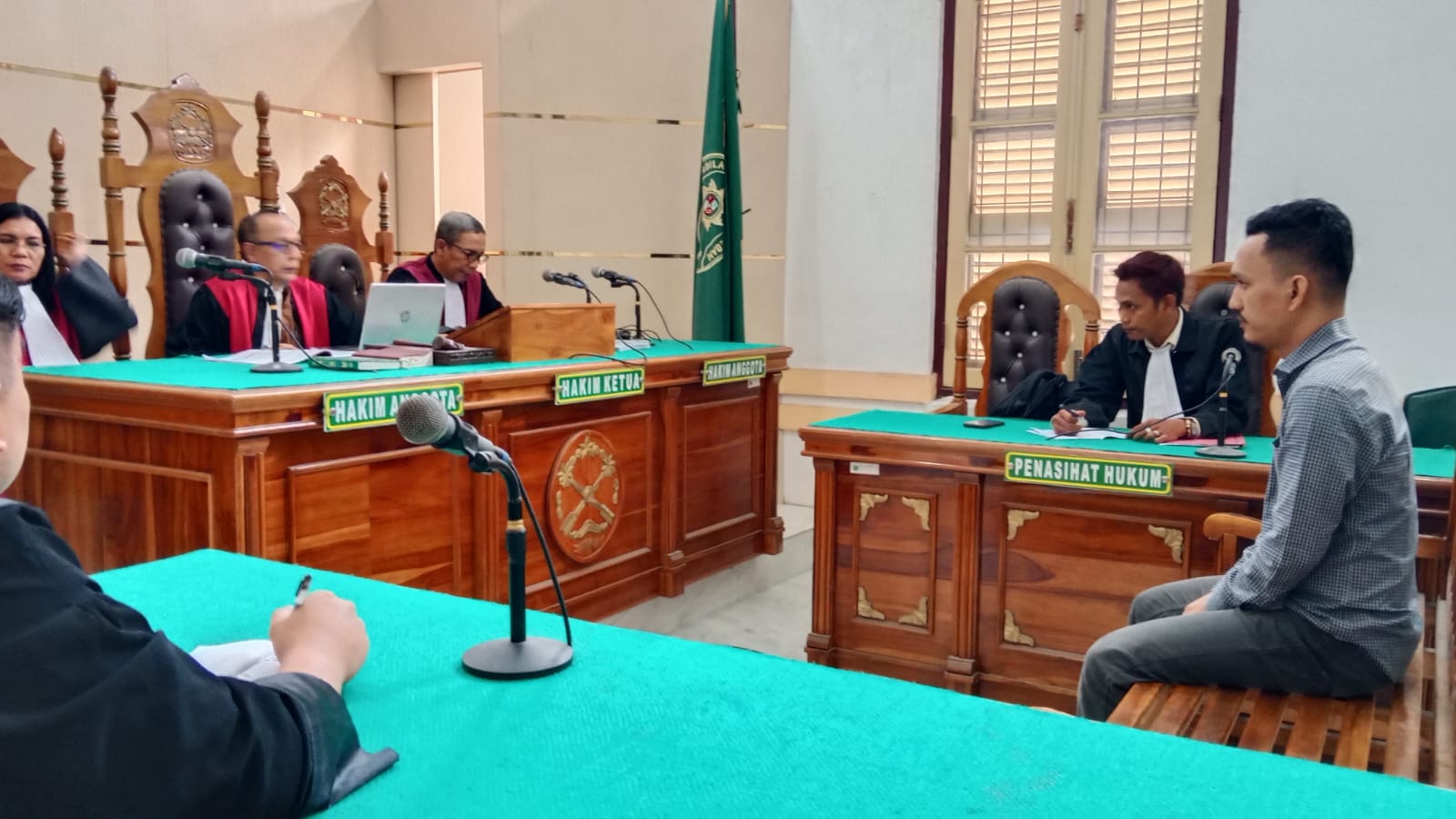 KORUPSI: eks RM BRI Cabang Kisaran, Dimas Nugraha terdakwa kasus korupsi menjalani sidang putusan di Pengadilan Tipikor Medan, Jumat (23/1) sore. (Dok: istimewa)