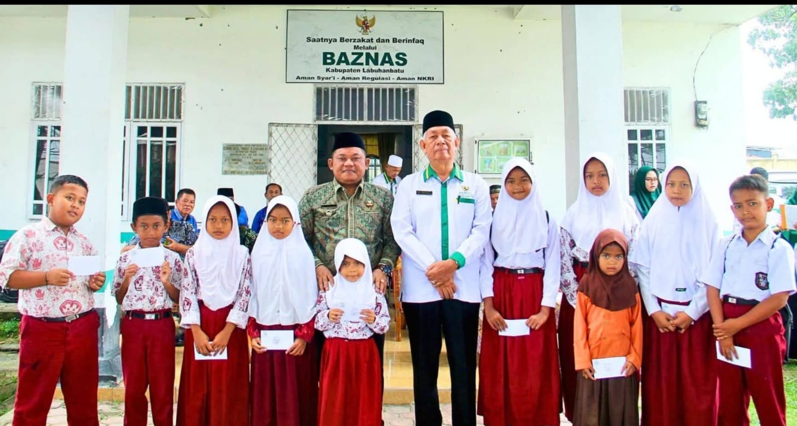 Penyerahan bantuan pendidikan dari BAZNAS untuk 70 para siswa di kabupaten Labuhanbatu (Fajar/Sumut Pos)
