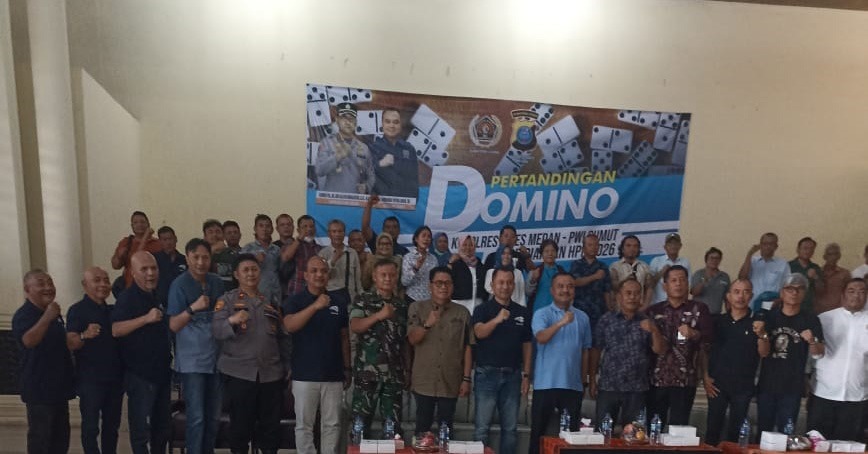 BERSAMA: Kapolrestabes Medan Kombes Pol Dr. Jean Calvijn Simanjuntak dan Ketua PWI Sumut Farianda Putra Sinik dan undangan bersama peserta Turnamen Domino PWI Sumatera Utara Piala Kapolrestabes Medan.