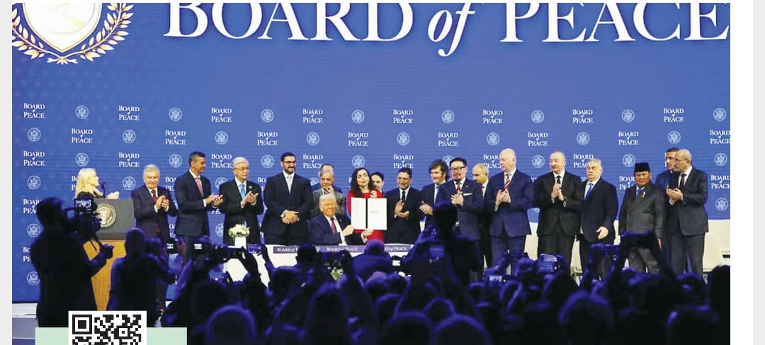 Presiden AS Donald Trump memegang piagam pendirian Board of Peace pada Forum Ekonomi Dunia di Davos, Swiss, Kamis (22/1) (JAWA POS)