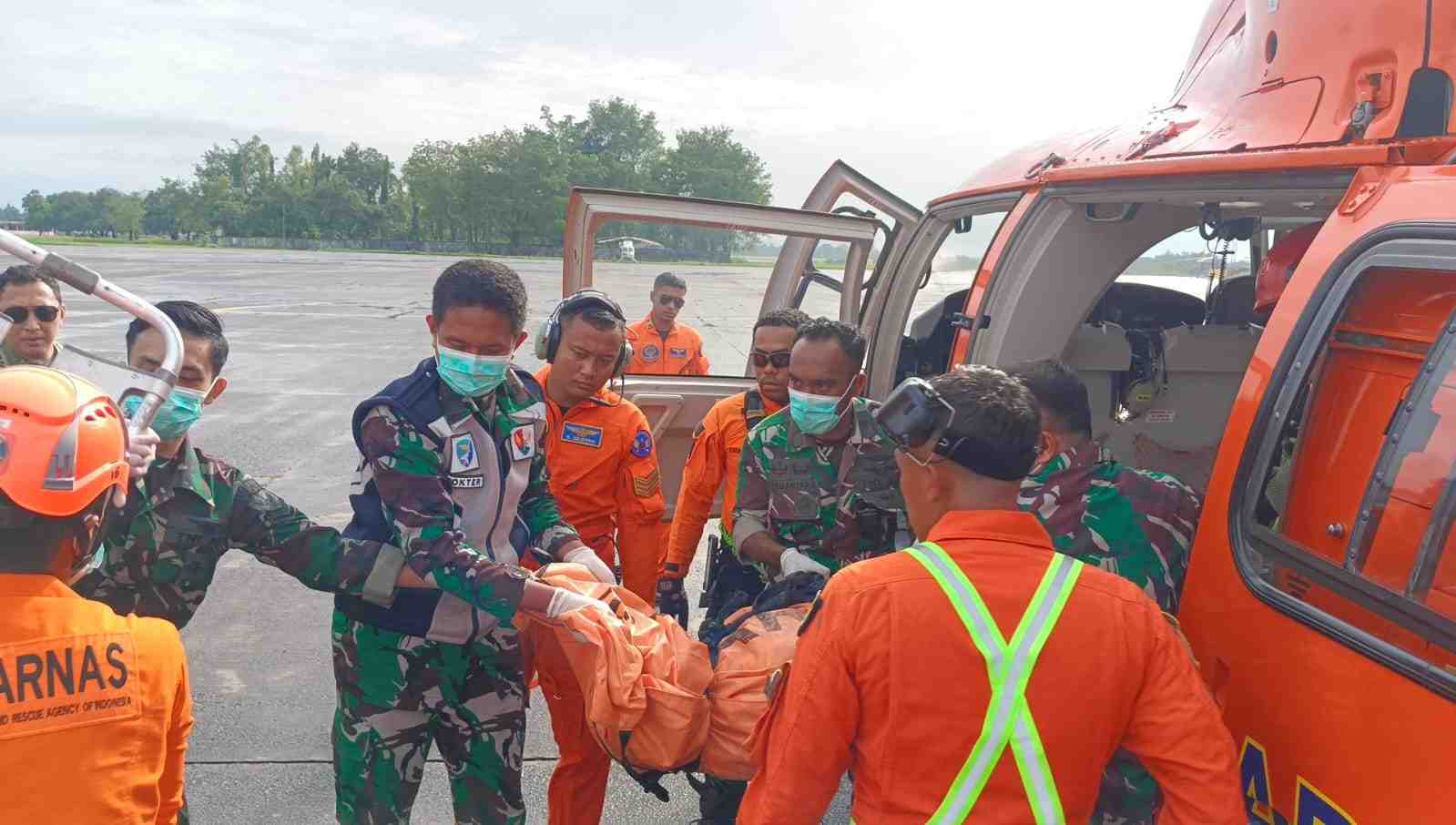 Tim SAR Gabungan mengevakuasi jenazah korban pesawat ATR42-500 dari Bandara Lanud Hasanuddin ke RS Bhayangkara, Makasar. (Arini Fajar/Jawa Pos)