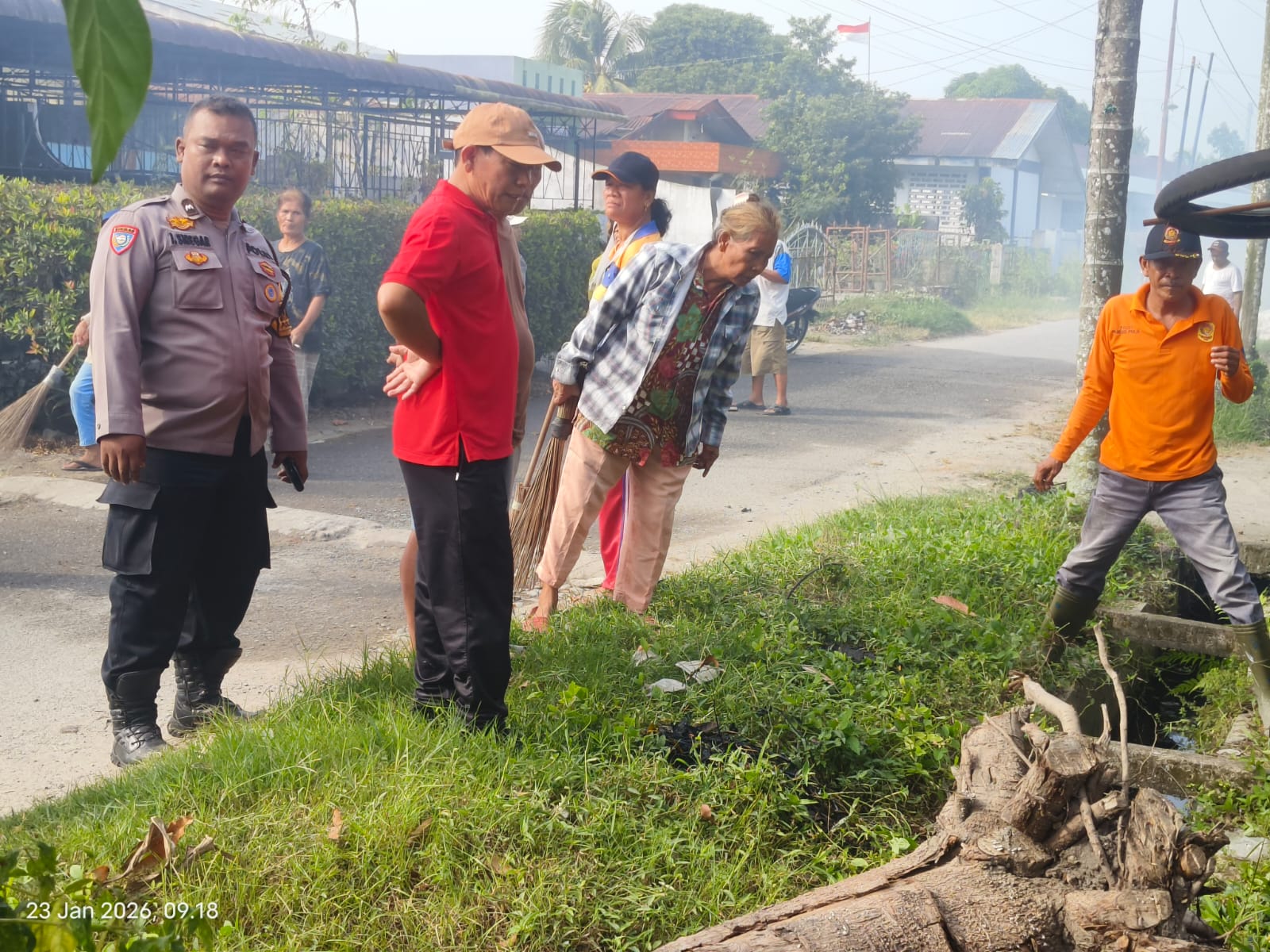 Lurah Al Zaor Hutagaol dan Kepling bersama Bhabinkamtibmas serta warga Lingkungan 5 Kelurahan Sri Padang gotongroyong bersihkan drainase. (AZAN PURBA/SUMUT POS)