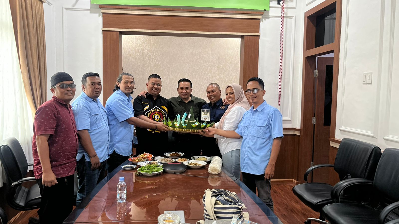 Jajaran pengurus PWI Tanjungbalai menyampaikan selamat HUT ke-50 kepada Kajari Bobon Rubiana. (YUNA/SUMUT POS)