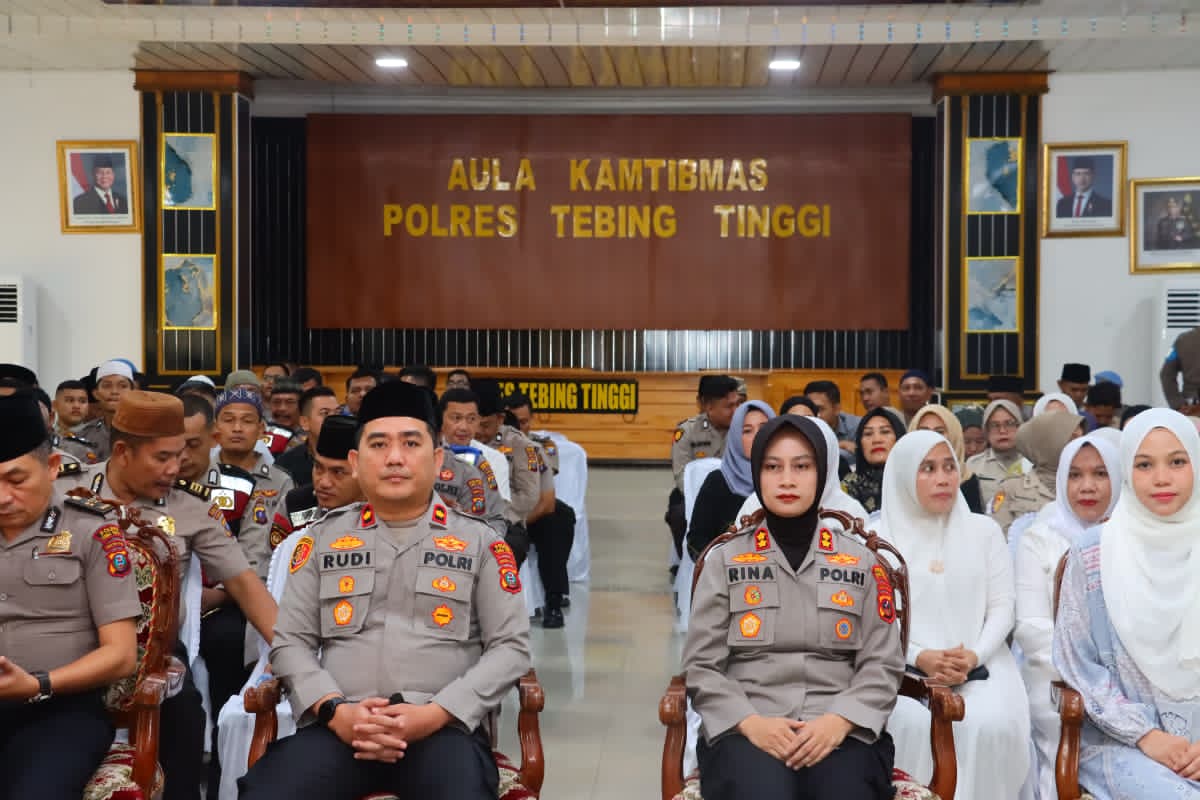 Kapolres Tebing Tinggi AKBP Rina Frillya, bersama Wakapolres Kompol Rudi Syahputra,  dan jajaran mengikuti  Isra Mikraj Nabi Muhammad SAW 1447 H/2026 M yang digelar di Aula Kamtibmas Polres.