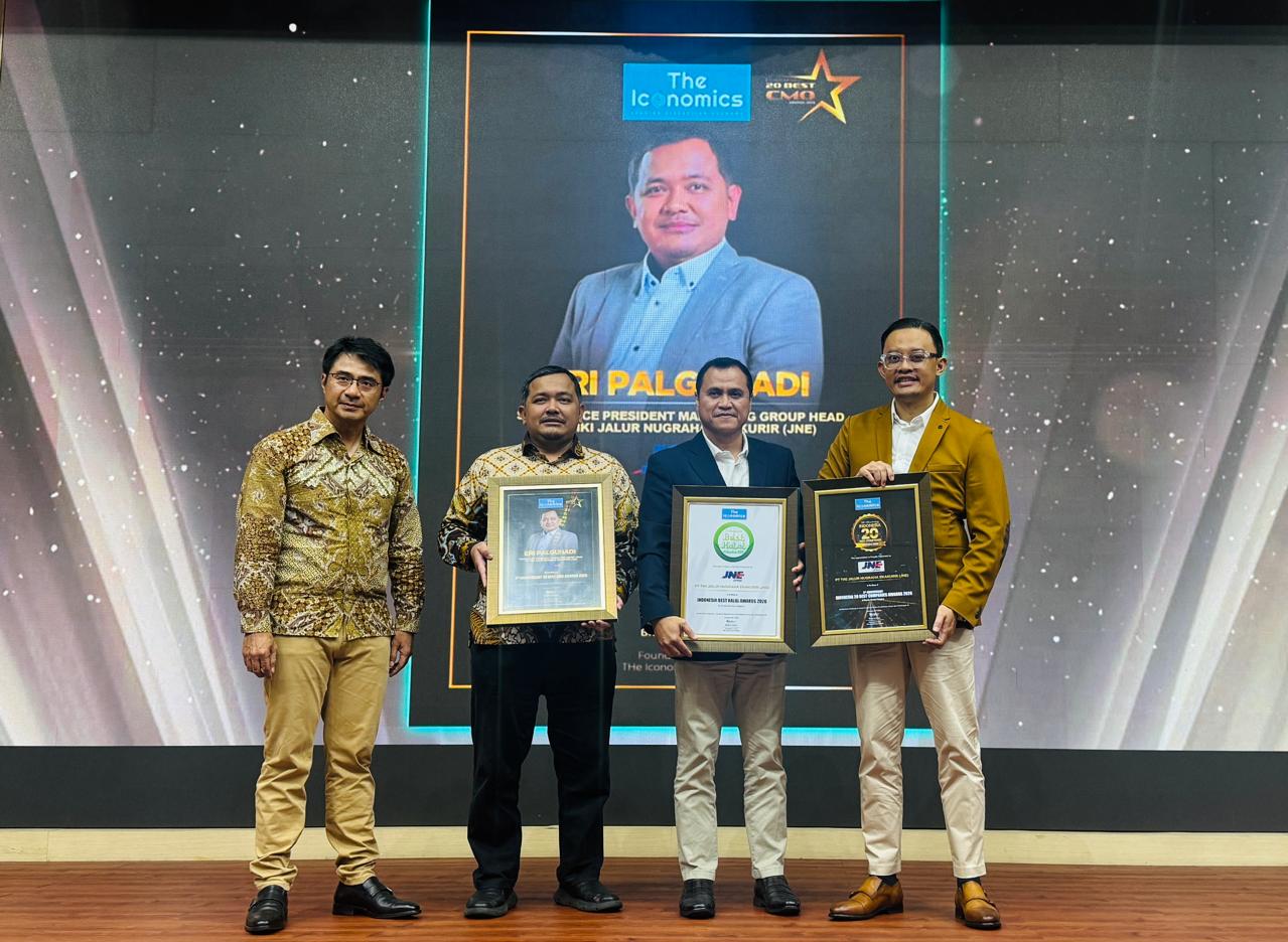 PENGHARGAAN: Jajaran manajemen JNE meraih tiga penghargaan pada ajang 5th Anniversary Indonesia Best Halal Awards 2026 dan 20 Best Companies Awards.