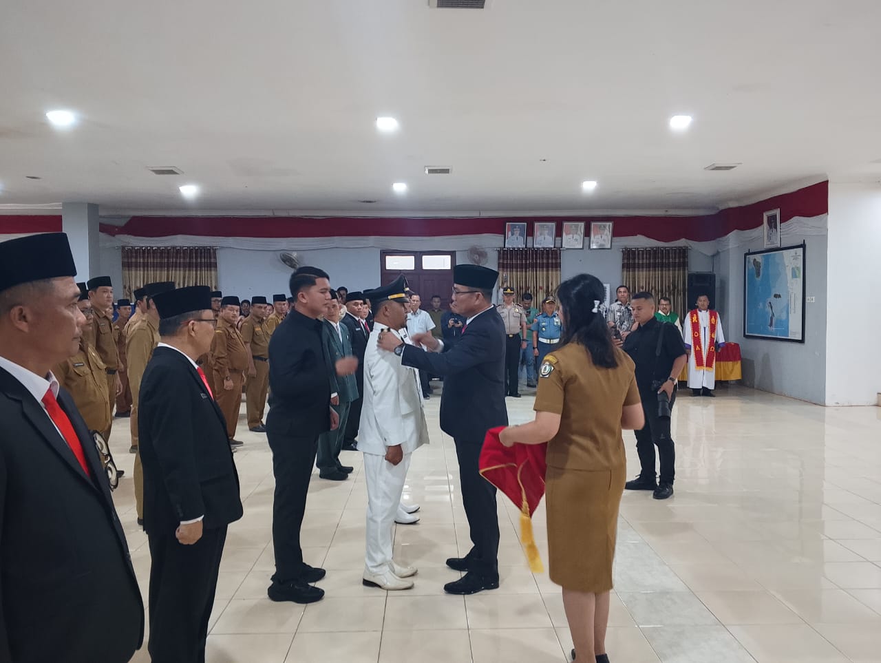 Bupati Nias Selatan, Sokhiatulo Laia pada saat melaksanakan pelantikan pejabat eselon II, Camat dan pejabat administrator.  (EURISMAN/SUMUT POS) &lrm;