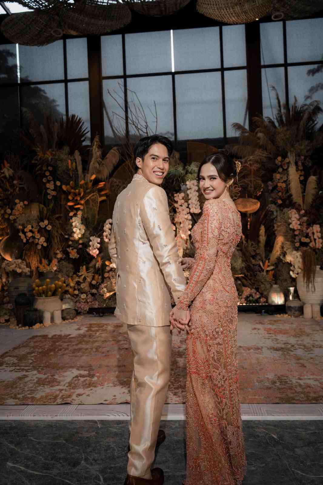 El Rumi dan Syifa Hadju  resmi bertunangan dalam acara intim bernuansa alam di Hutan Kota Plataran, Jakarta. (JAWA POS)