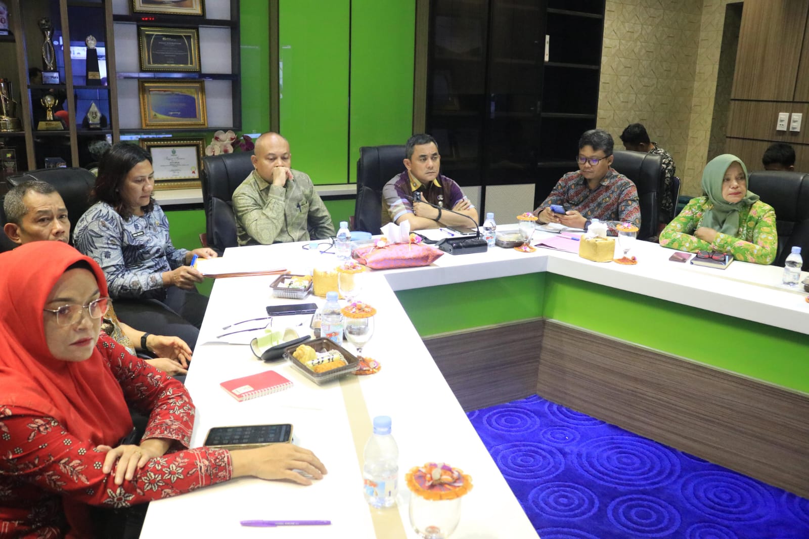 Sekda Binjai, Chairin Simanjuntak saat memimpin jajaran mengikuti rakoor dengan Kemendagri secara daring dari Ruangan Binjai Command Center. (Diskominfo Binjai/Sumut Pos)