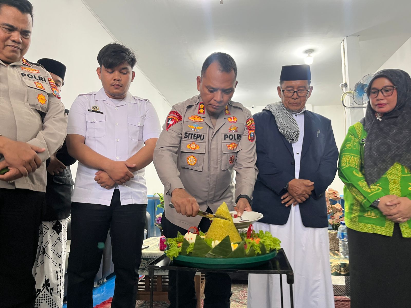 Kapolres Sergai AKBP Jhon Hery Sitepu saat kunjungi SPPG 3 di Serbajadi.( Fadly/Sumut Pos )