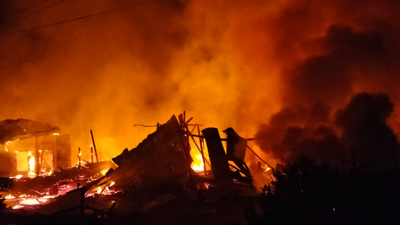 Kebakaran hebat hanguskan 10 unit rumah warga Desa Lau Tawar Kecamatan Tanah Pinem, Dairi, Jumat (23/1/2026) malam. (ISTIMEWA/SUMUT POS)