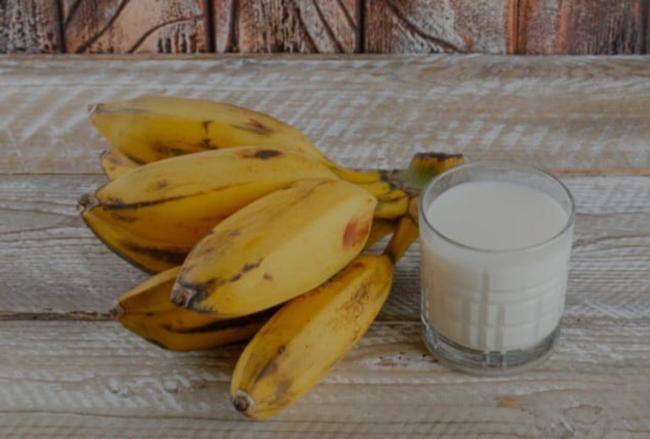 ilustrasi, pisang dan susu memjadi salah satu kombinasi makanan yang bisa menaikan betat badan. (freepik.com)