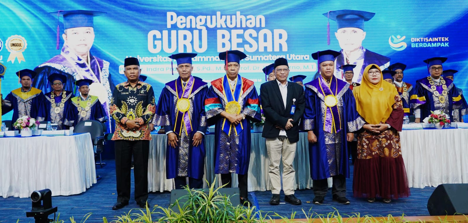 GURU BESAR: Prof. Dr. Agussani, M.AP (3 kiri) bersama kepala LLDikti Wilayah I dan guru besar UMSU didampingi keluarga. (Istimewa/Sumut Pos)