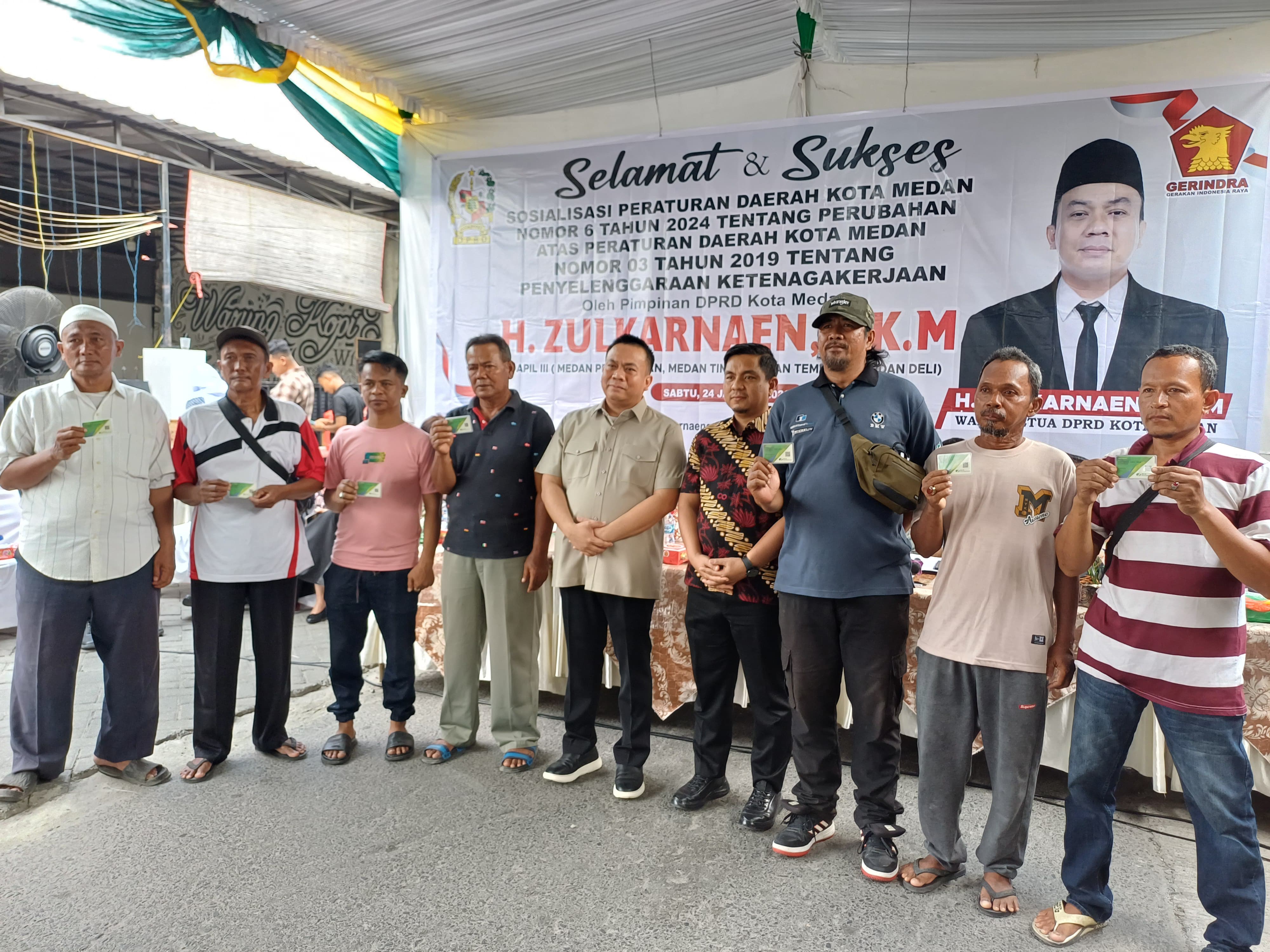 GRATIS: Wakil Ketua DPRD Kota Medan, H. Zulkarnaen S.K.M membagikan kartu BPJS Ketenagalerjaan gratis. (Dok: istimewa)
