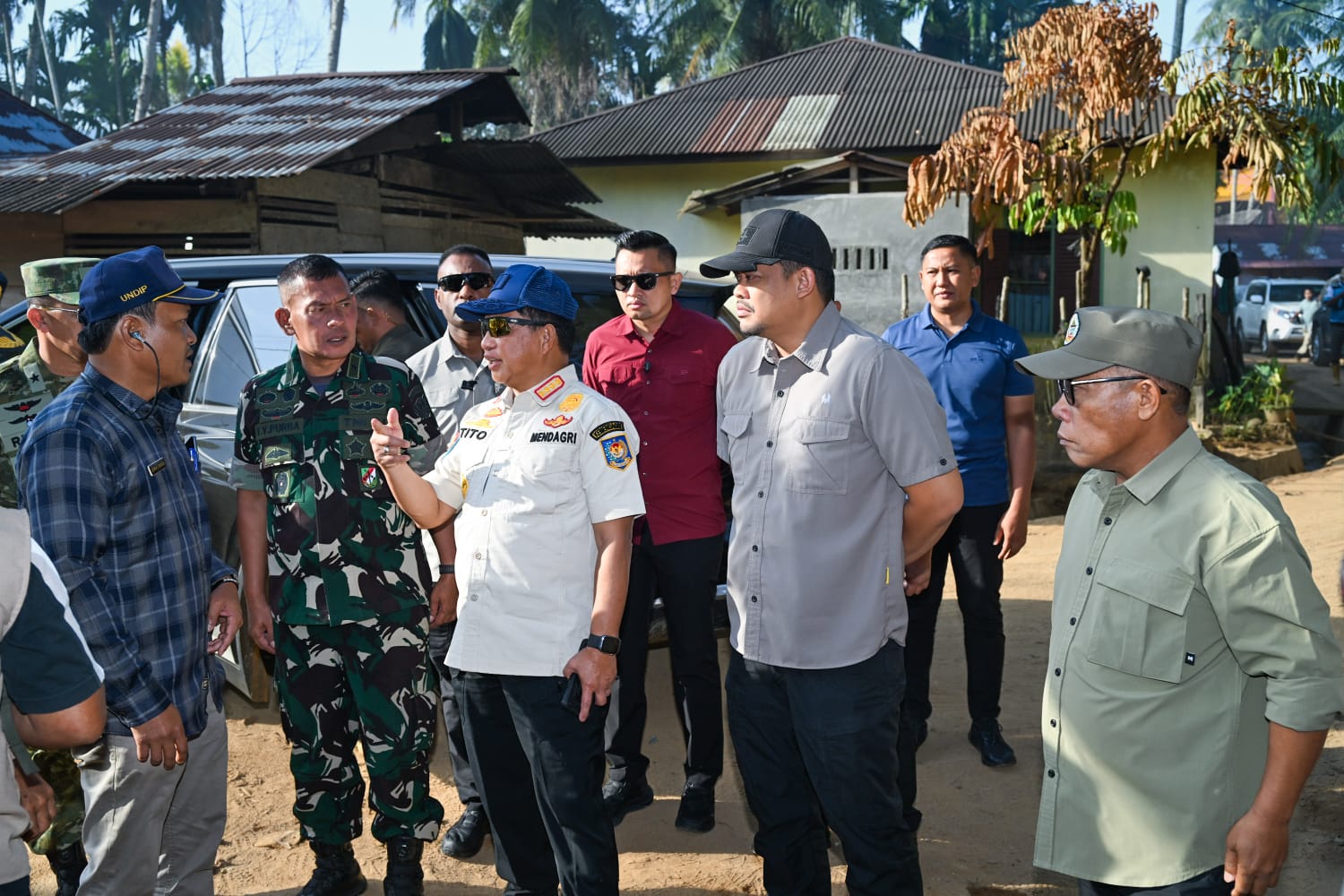 DAMPING : Gubsu Bobby Nasution mendampingi Menteri Dalam Negeri RI, Tito Karnavian meninjau PLTA Sipansihaporas,  Kecamatan Sarudik, Kabupaten Tapanuli Tengah, Sabtu (24/1/2026). (Dok: istimewa)