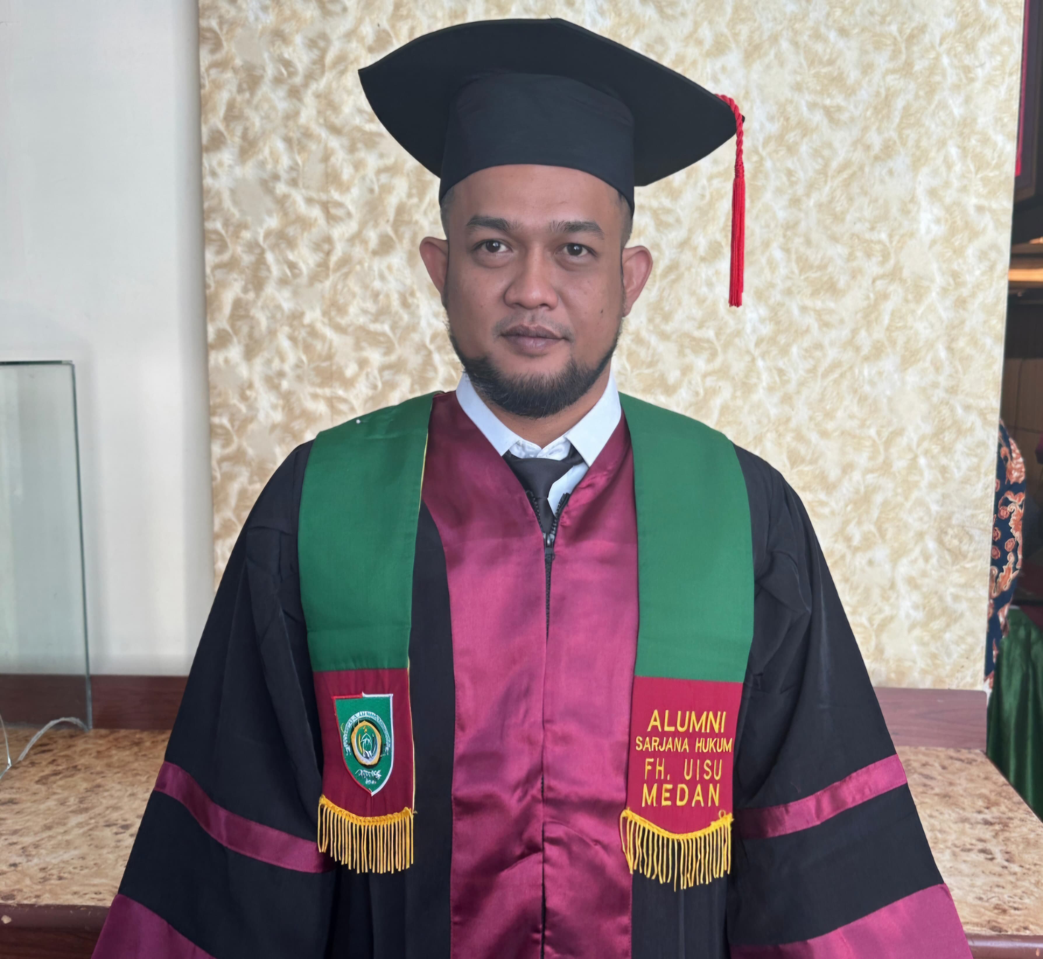 Pimpinan DPRD Kota Medan, Hadi Suhendra, resmi menyandang gelar Sarjana Hukum dari Fakultas Hukum Universitas Islam Sumatera Utara (UISU). (Dok: istimewa)
