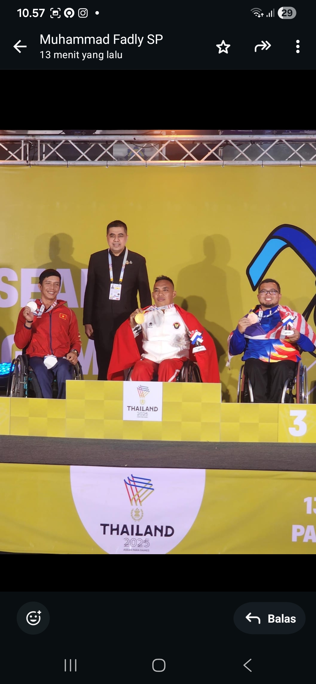HADIAH: Riadi Atlet NPCI asal Kabupaten Serdangbedagai menerima hadiah medali emas pada ajang Asean Para Games (APG) 2025 Thailand. (Dok: istimewa)