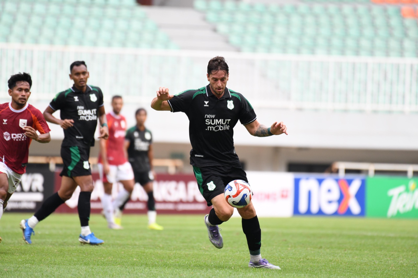 Penyerang PSMS Filipe Cadenazzi berusaha mengontrol bola saat menghadapi Garudayaksa FC di Stadion Pakansari, Bogor, Minggu (25/1//2026) sore WIB. (Dok PSMS)