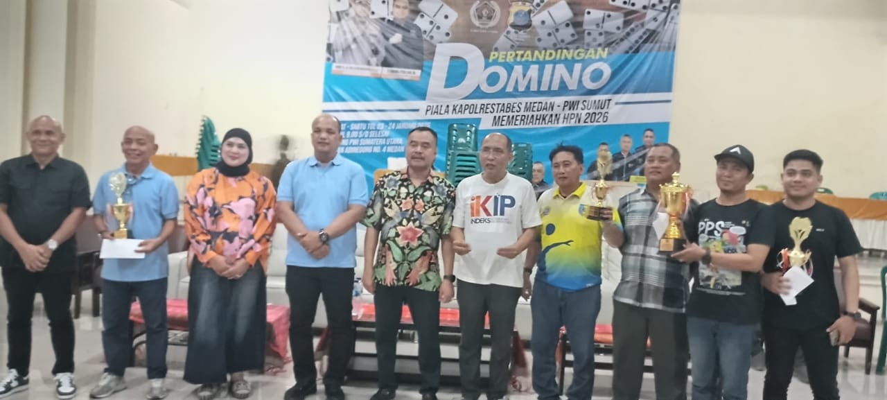 Ketua PWI Sumut Farianda Putra Sinik, Kasat Intelkam Polrestabes Medan Lengkap Suherman, dan lainnya bersama juara Turnamen Domino PWI Sumut Piala Kapolrestabes Medan 2026. (Dok Pribadi)