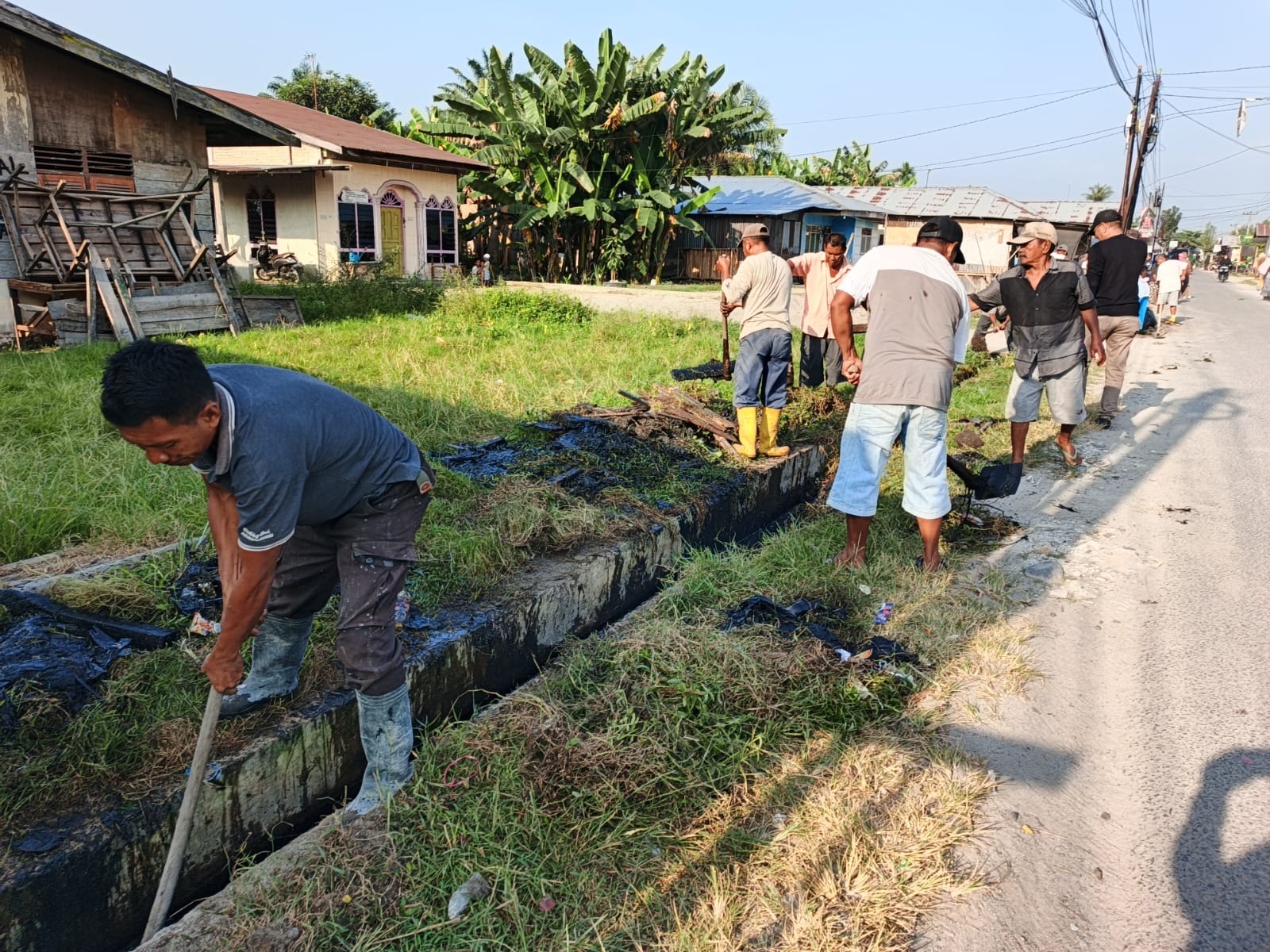 Warga Kelurahan Mekar Sentosa gotong-royong di lingkungan II, Minggu  (25/1/2026) pagi. (Azan Purba/Sumut Pos)