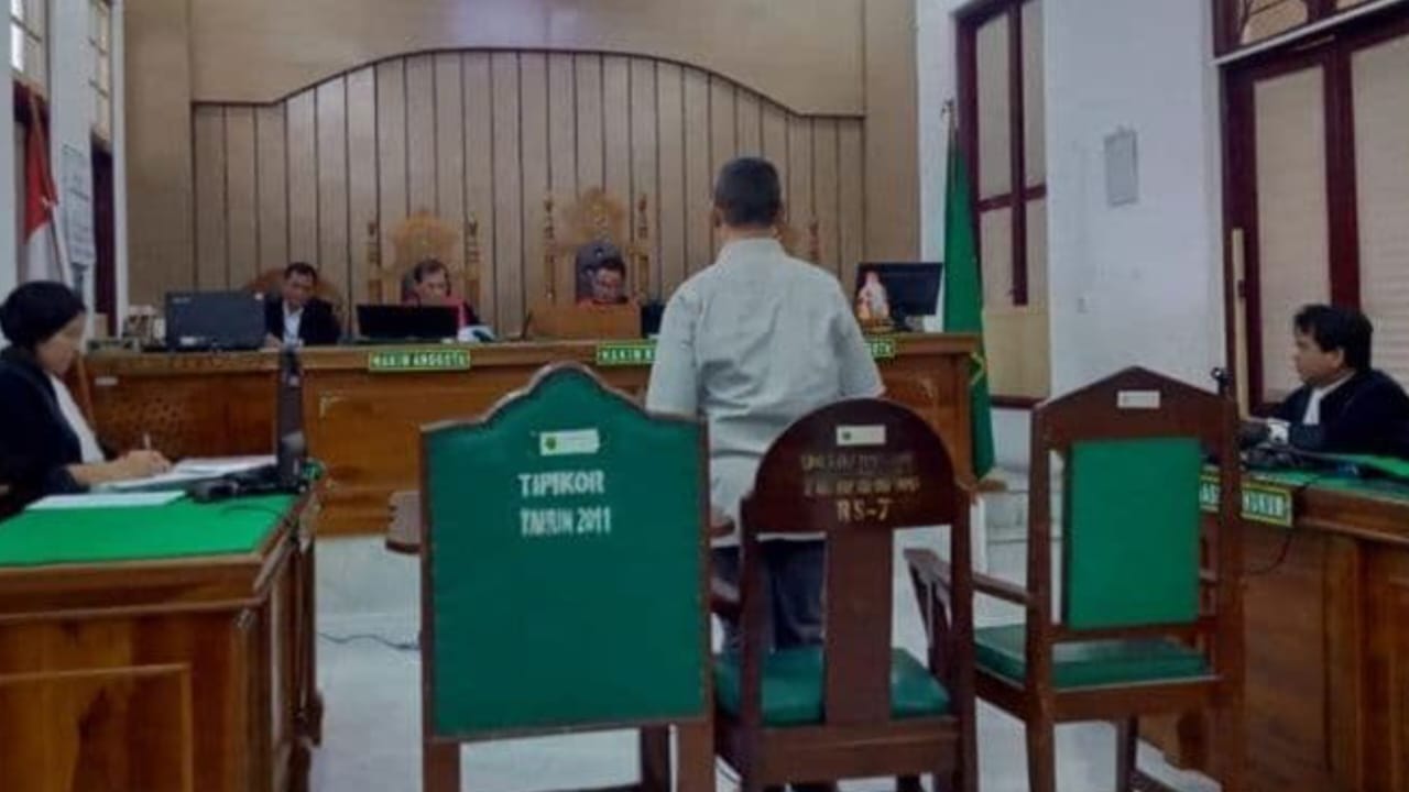 Mantan Dirkeu RSUP H Adam Malik Medan, Mangapul Bakara saat menjalani sidang di PN Medan. (Ist)