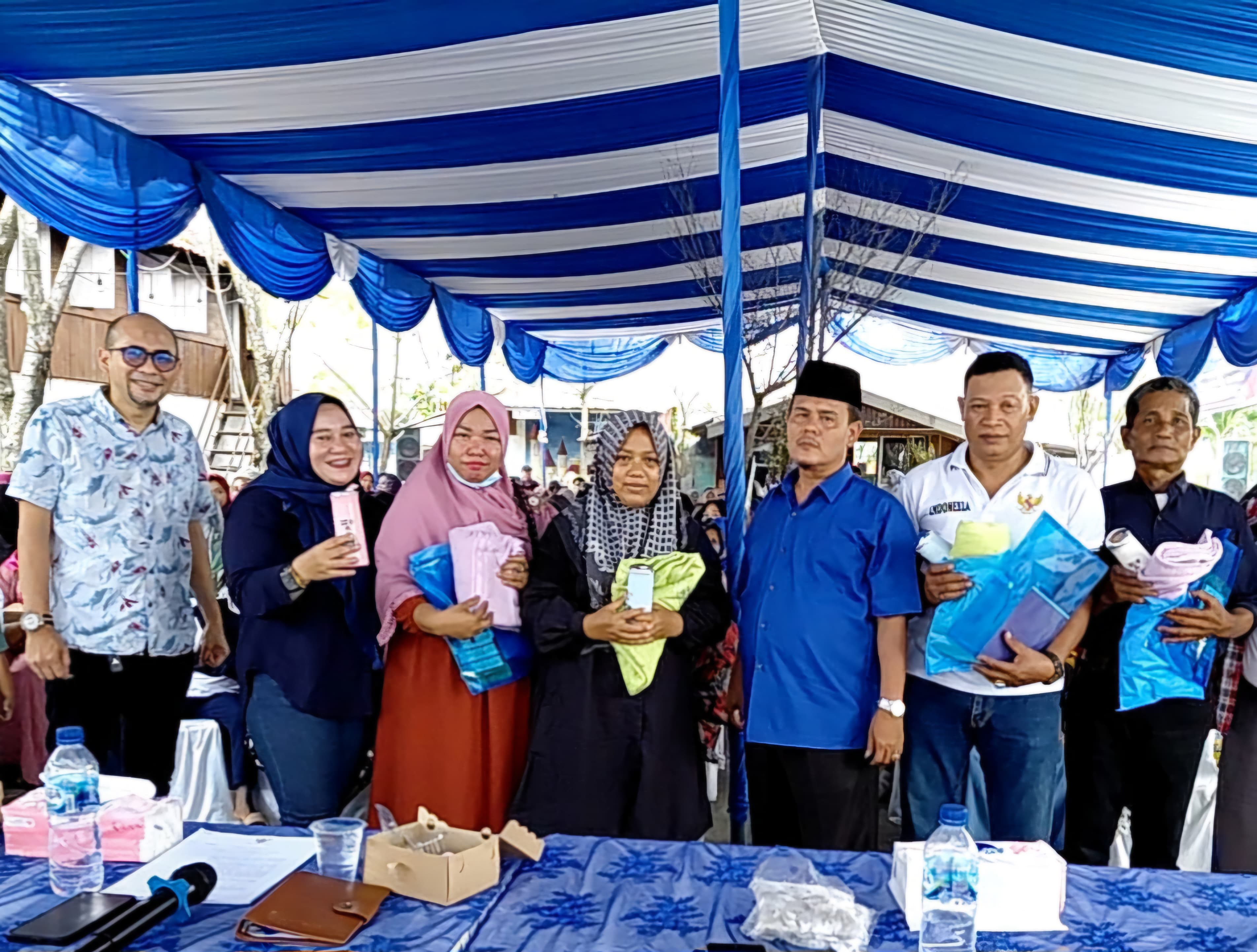 SOSPER: Anggota DPRD Medan, H Muslim saat menggelar sosper di Medan Marelan. (Dok: istimewa)