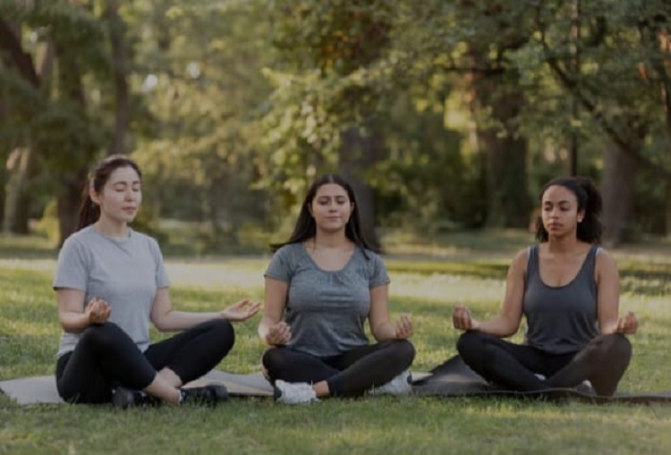 Ilustrasi, meditasi salah satu jenis olahraga yang baik bagi wanita yang menuju menopause. (freepik.com)